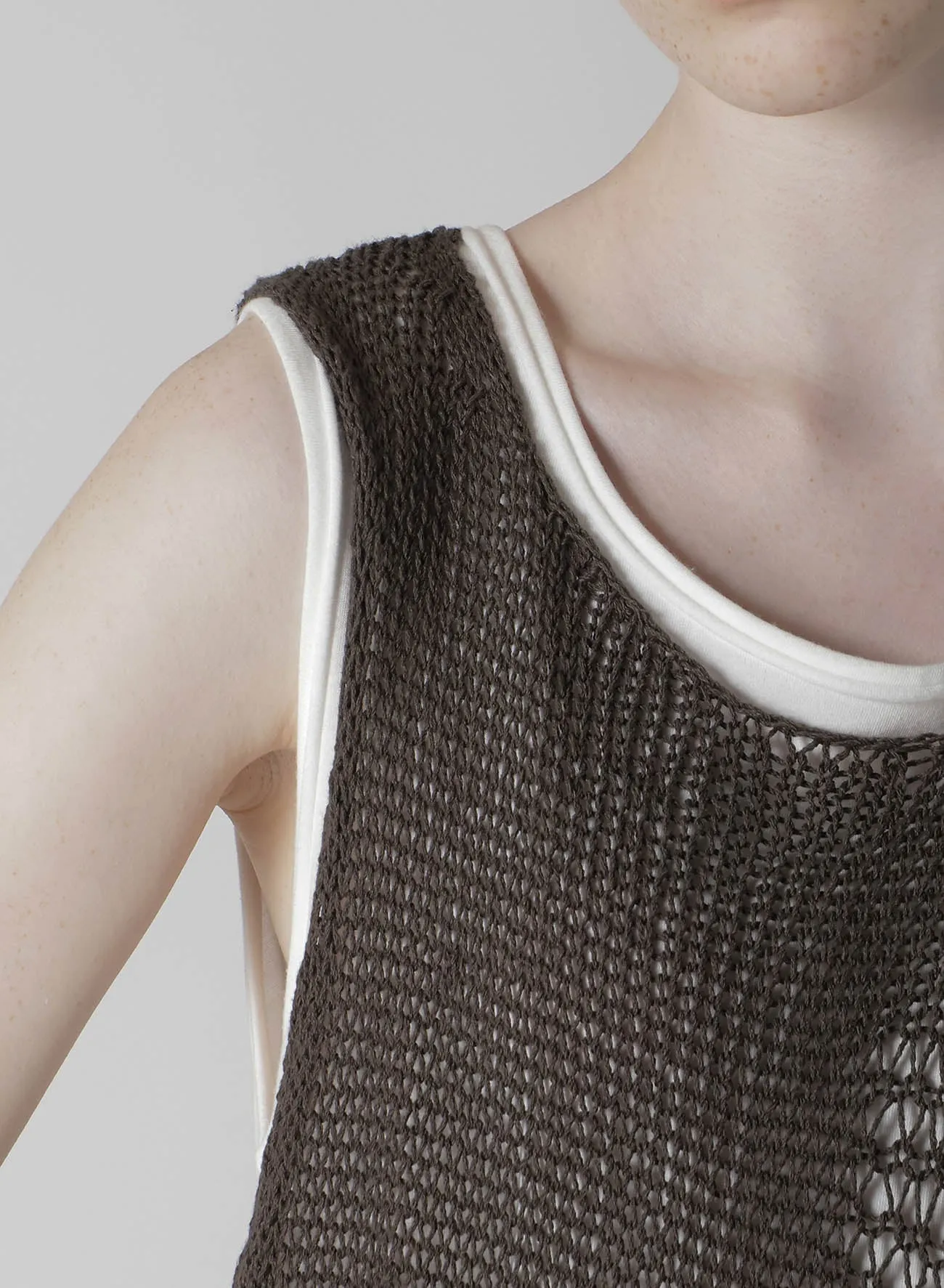 DAMAGE PROCESSED ASYMMETRIC SLEEVELESS KNIT